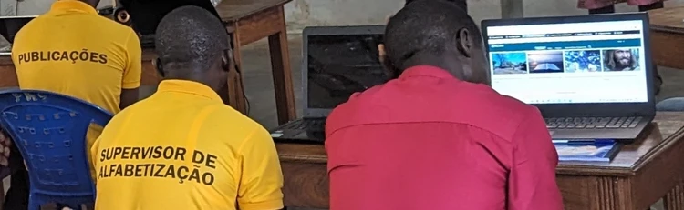 Pessoas com camisola ITA